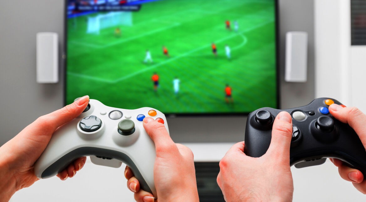 Zwei Spieler spielen via Xbox Game Pass auf der Xbox-Konsole