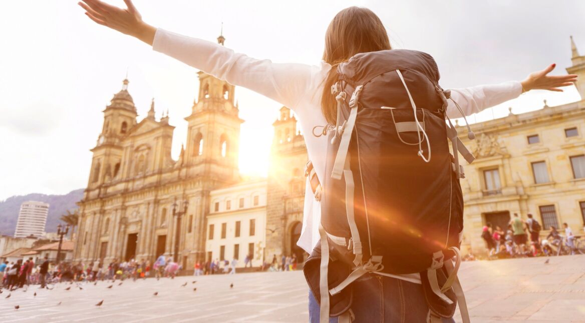 Junge Frau macht alleine Urlaub