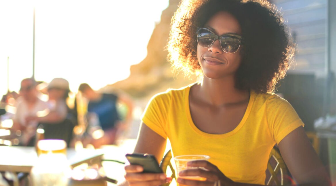 Junge Frau checkt Android Excellence-Gewinner am Smartphone.