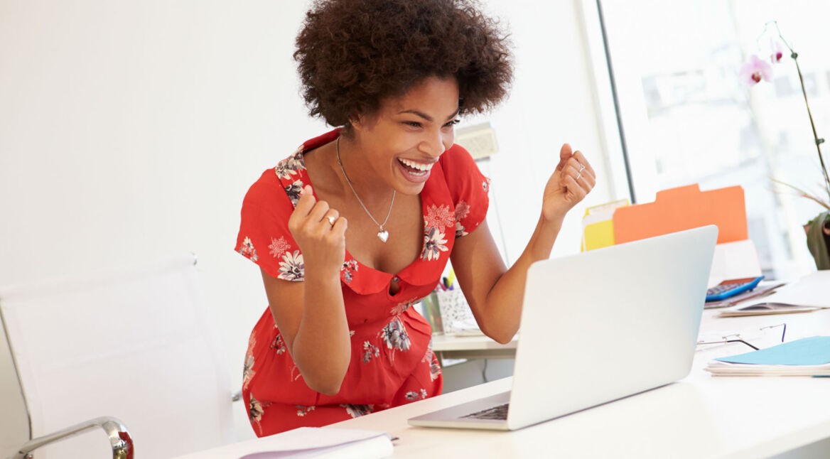 Junge Frau arbeitet am Laptop.