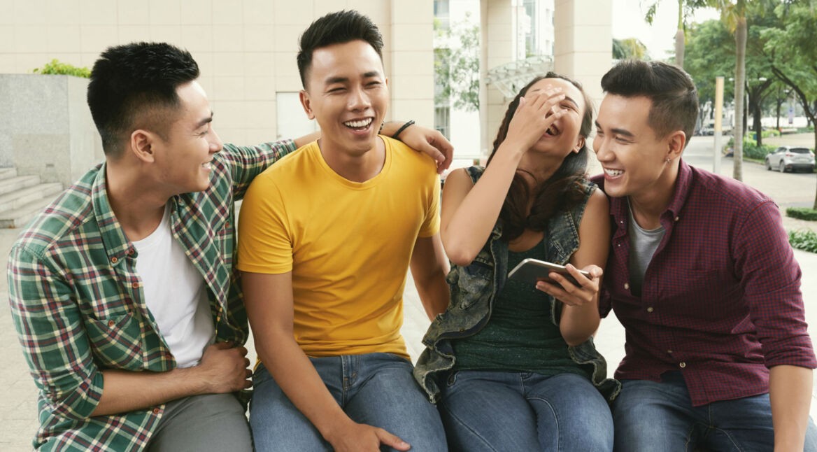 Freunde mit Smartphone