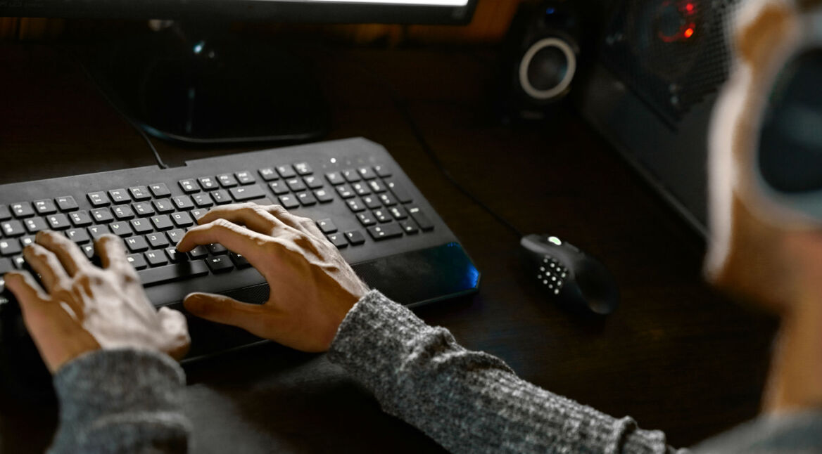 Junger Mann zockt am PC.