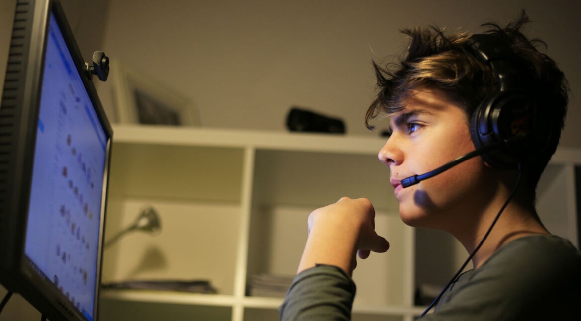 Junge sortiert Dateien am Computer.