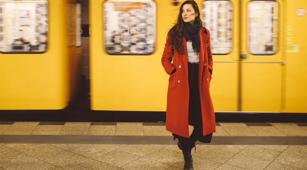 Junge Frau hat sich von Wecker-App wecken lassen