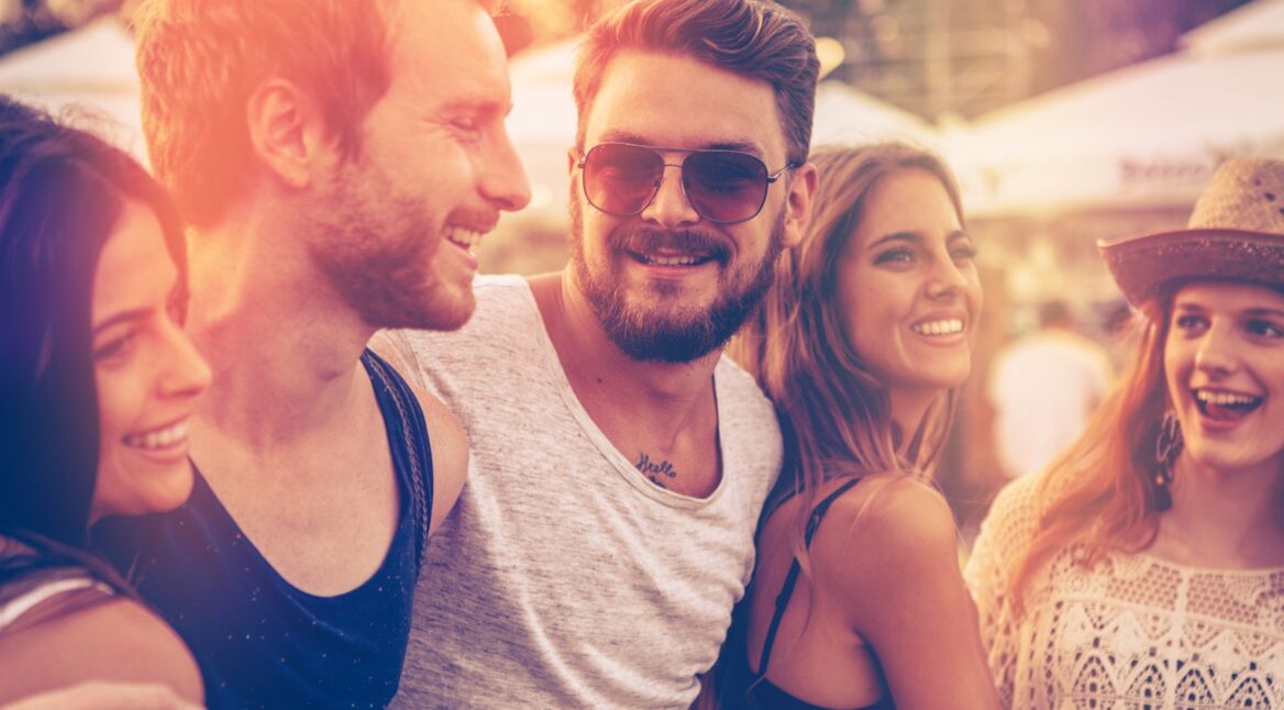 Gruppe junger Leute trifft sich über Facebook Local