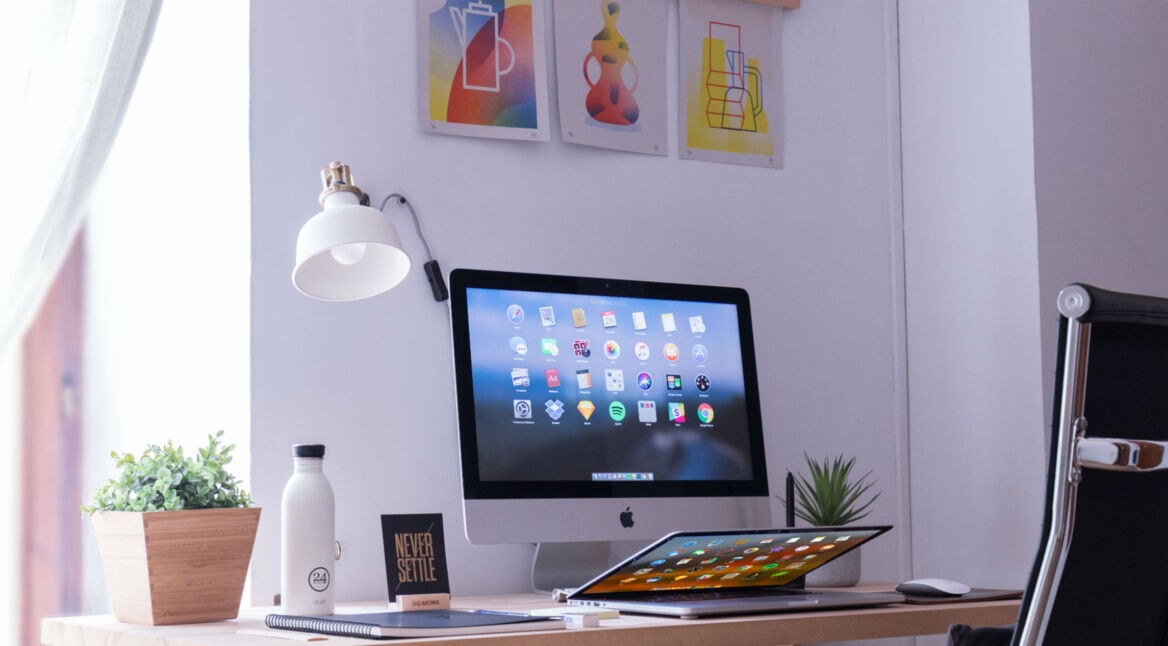 Mac steht im Arbeitszimmer.