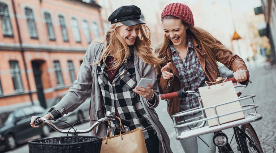 Freundinnen chatten via Smartphone.