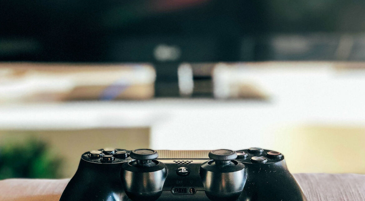 PS4-Controller vor schwarzem Bildschirm.