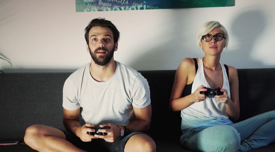 Paar spielt auf der Couch Xbox One