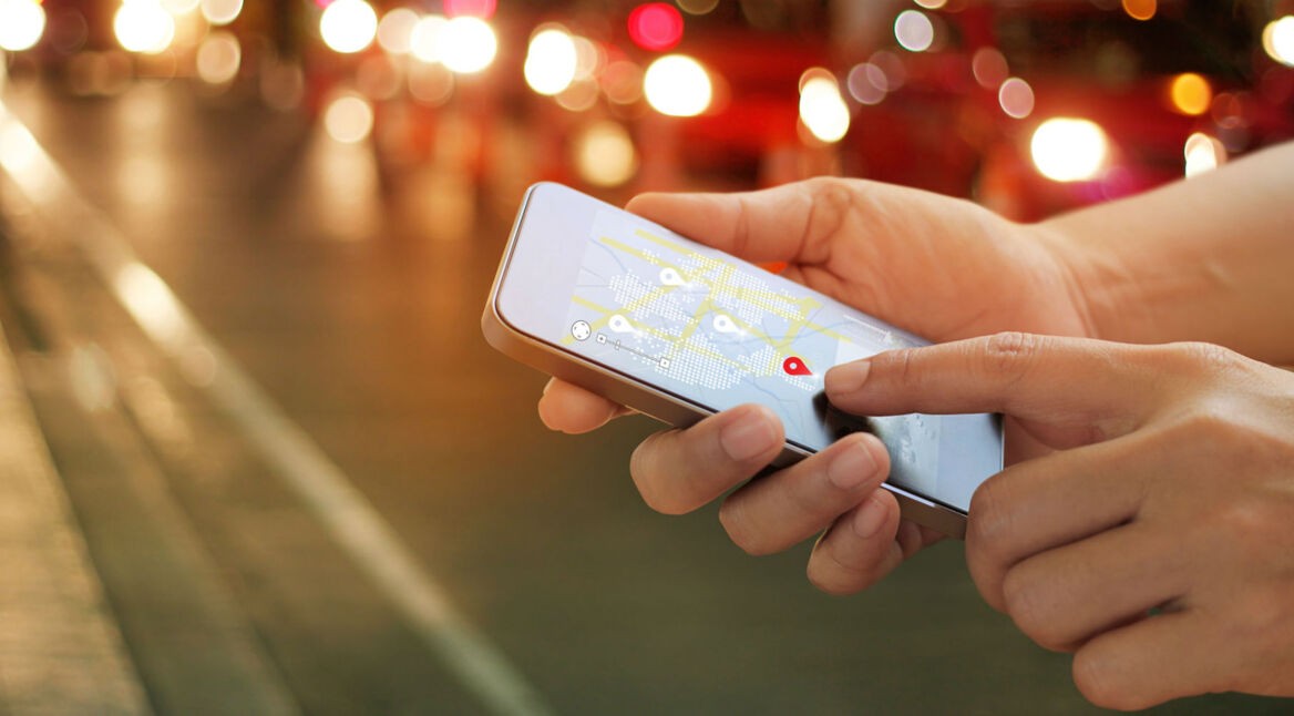 Mann setzt Geste auf dem Android-Smartphone in Google Maps ein.