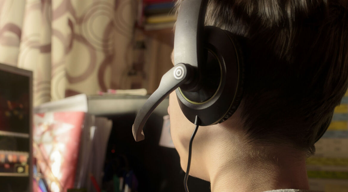 Junger Gamer zockt Computerspiele.