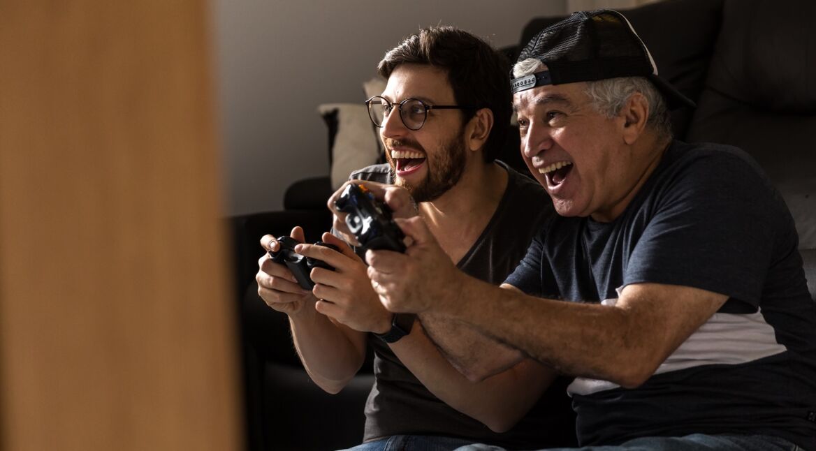 Vater und Sohn spielen Xbox One