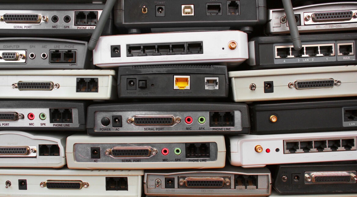 Ein Stapel Retro-Modems aus den 1990er Jahren
