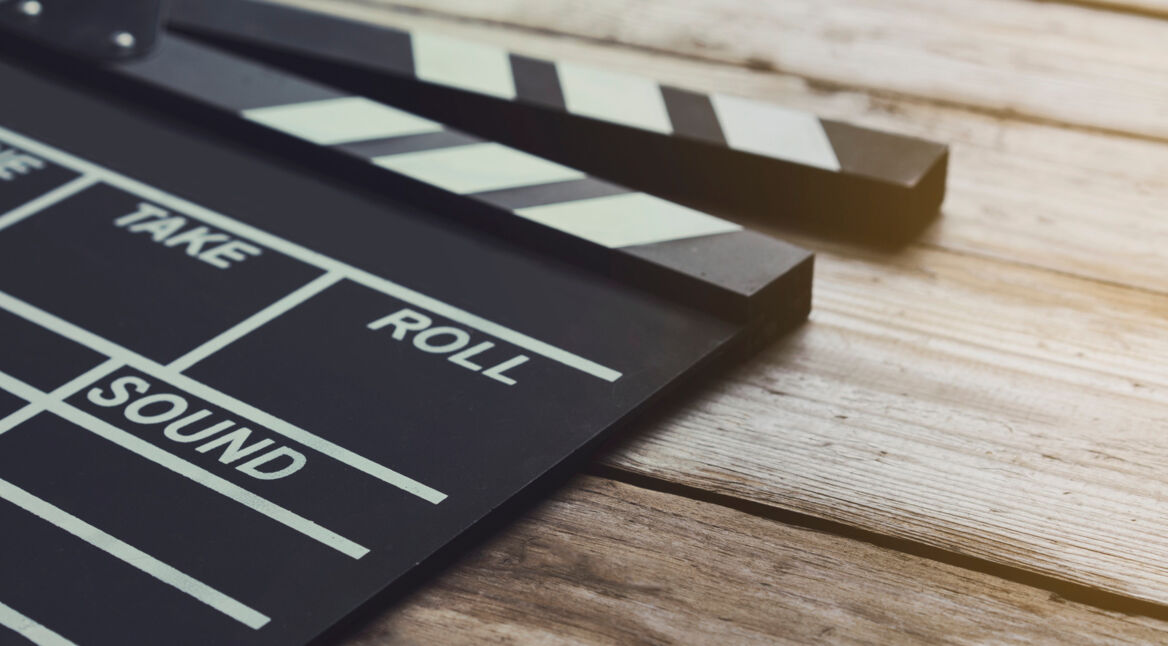 Eine Klappe zu einem Film mit Untertiteln