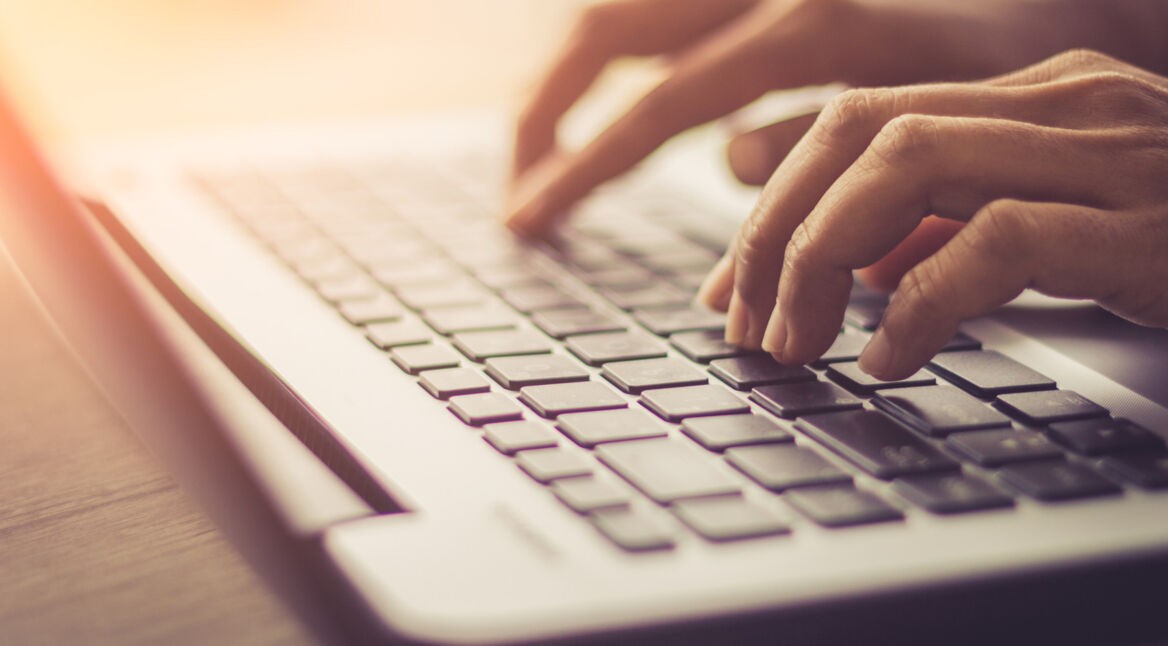 Tippen in iMessage auf einem Laptop