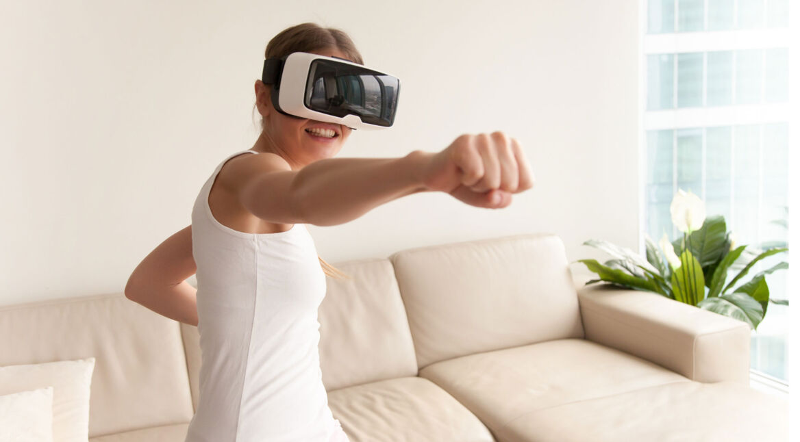 Frau übt mit VR gegen Rückenschmerzen