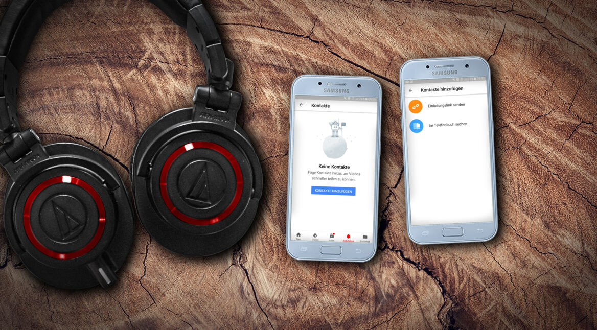 YouTube-App auf Samsung-Smartphone neben Kopfhörern.