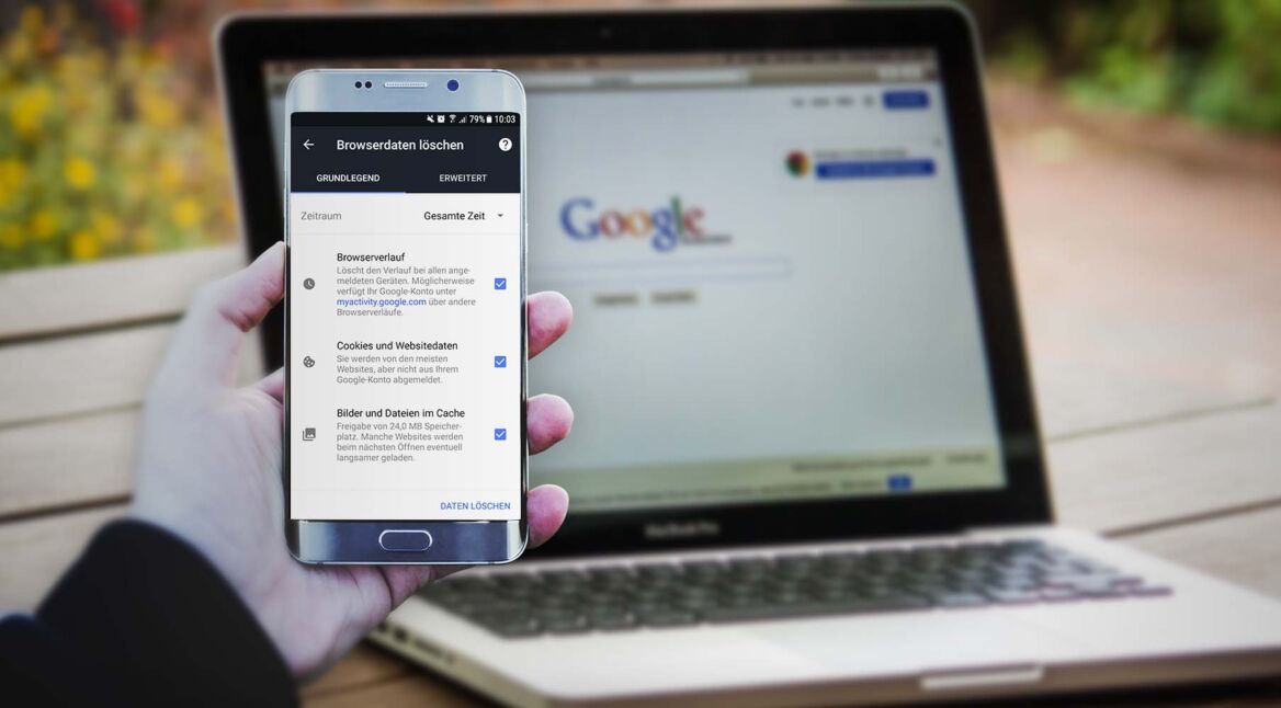Google Chrome am Laptop und Smartphone.