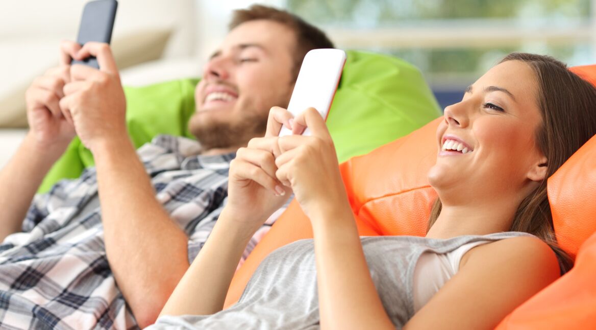 Zwei junge Menschen spielen Dungeon Hunter Champion