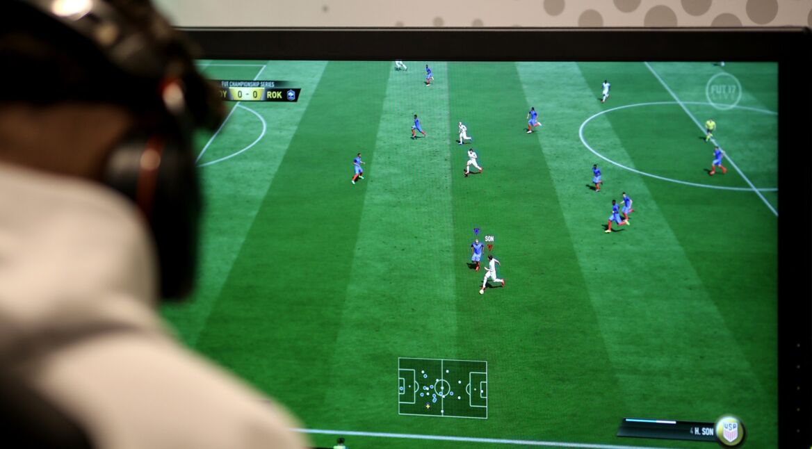 WM-Pokal samt Maskottchen