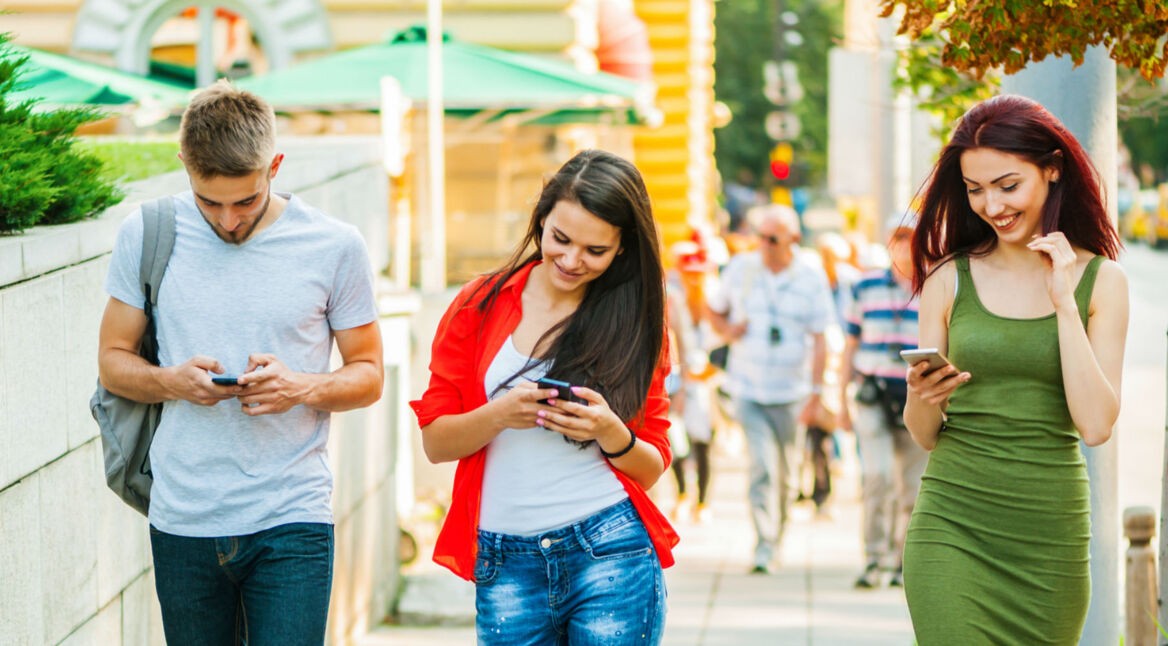Freunde sind unterwegs mit ihren Smartphones.