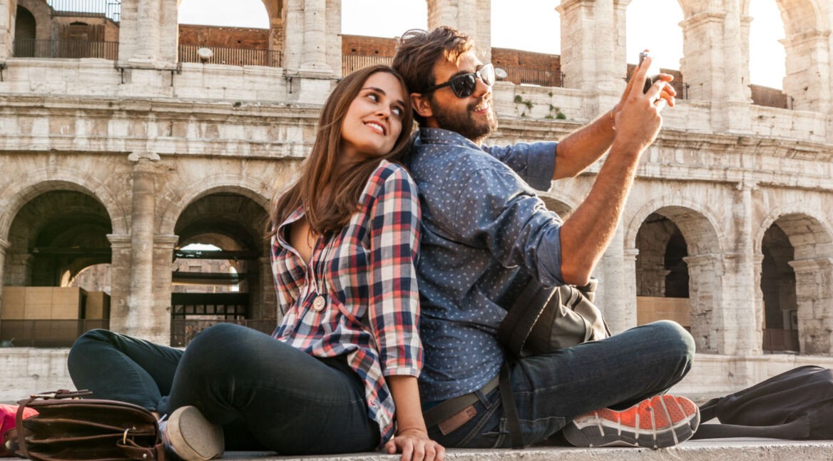 Pärchen schaut HDR-Videos am Smartphone.