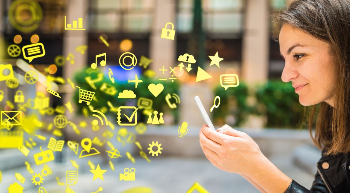 Download der Launchboard-App durch eine junge Frau.