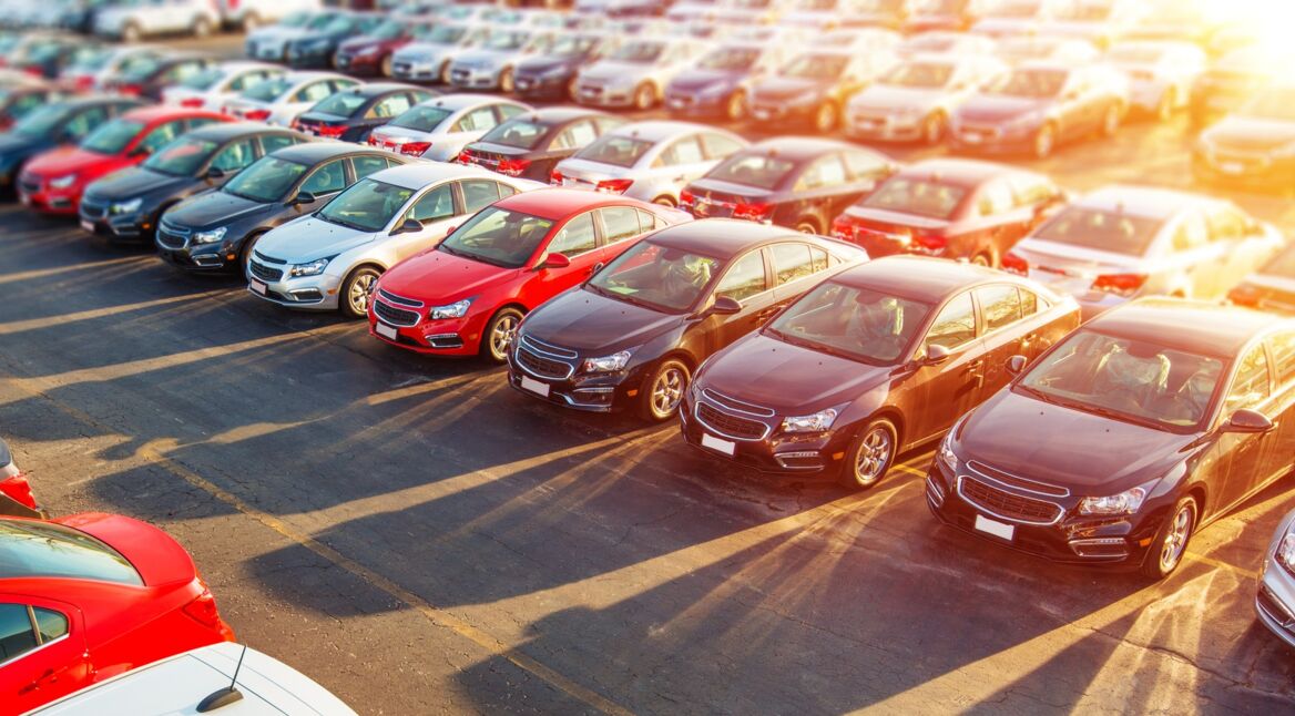 Ein komplett gefüllter Parkplatz