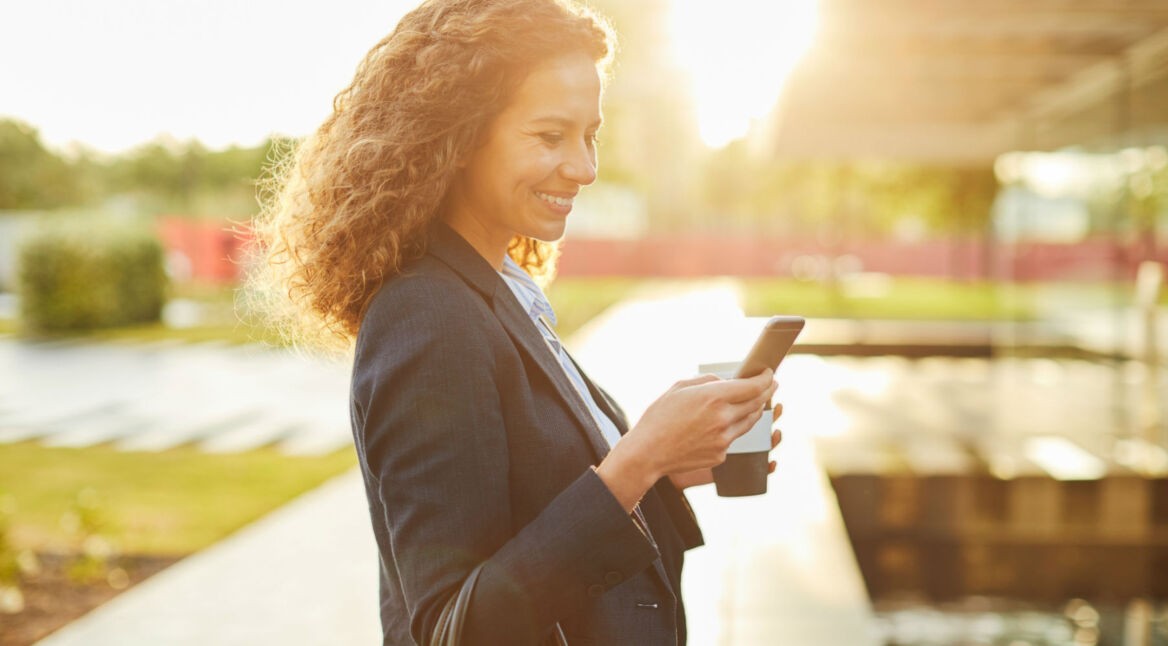 Frau schreibt einen Tweet auf ihrem Smartphone.