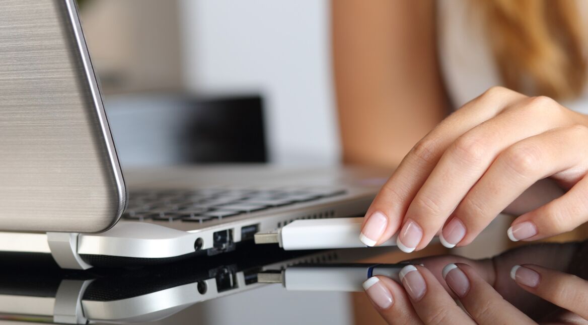 Junge Frau löscht ihren USB-Stick