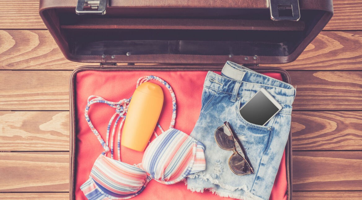 Koffer für den Urlaub mit Smartphone & Co. packen.