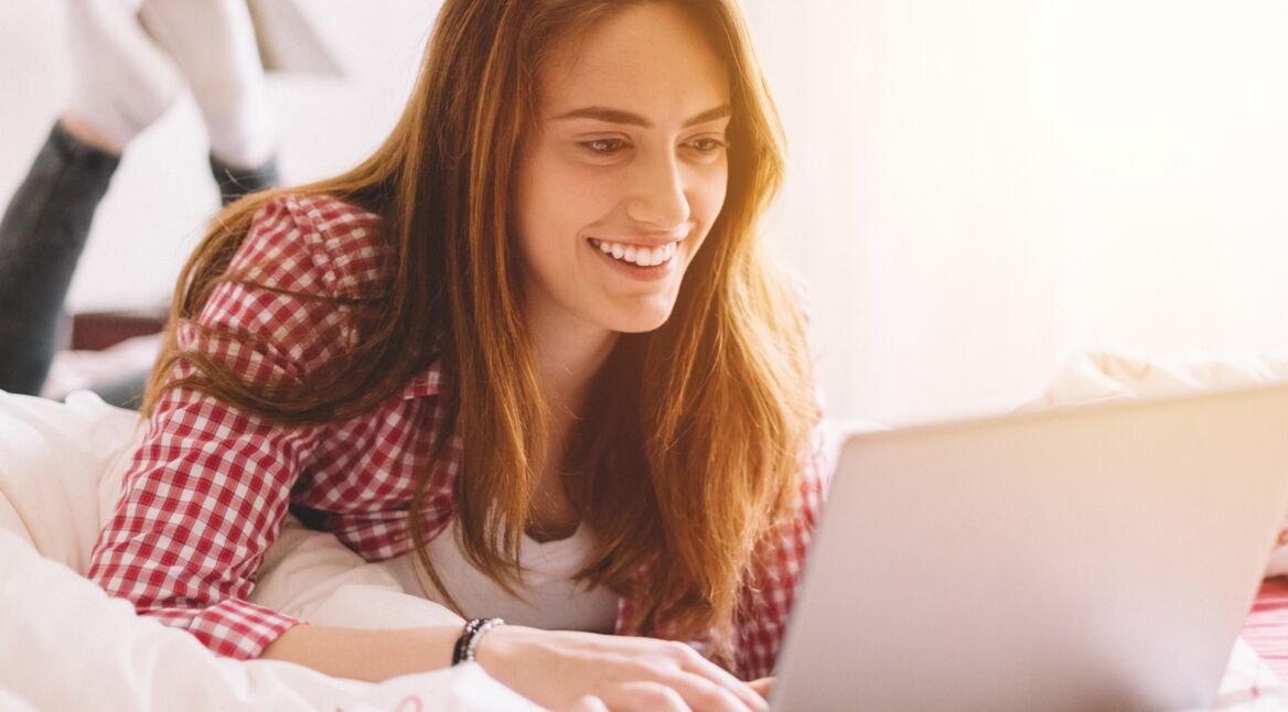Eine Frau schaut Videos auf einem Windows 10-Laptop.
