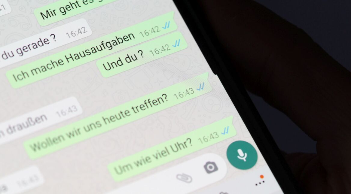 Smartphone zeigt WhatsApp-Lesebestätigung.