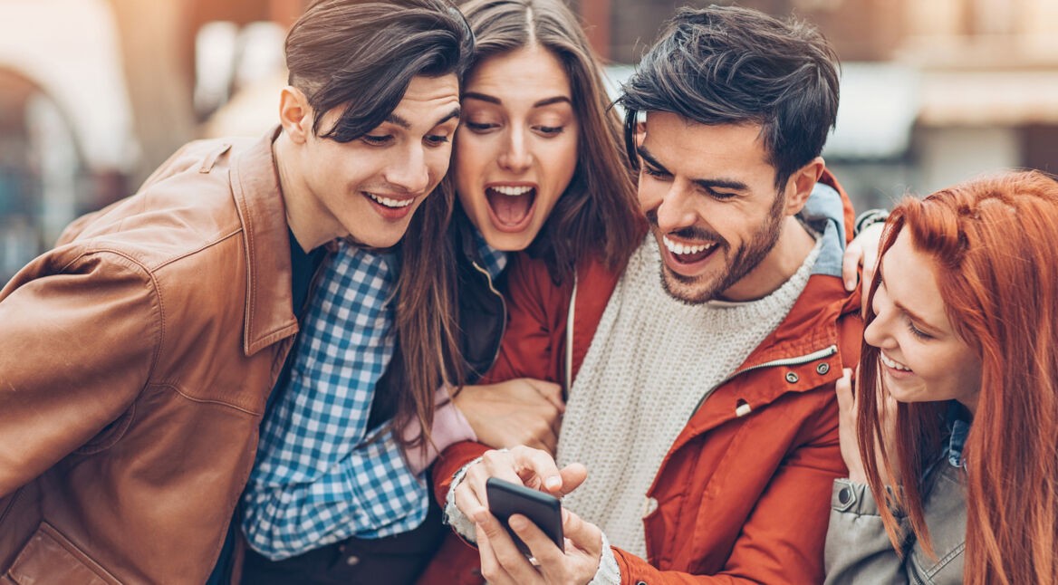 Junge Leute sind überrascht, wie realistisch der Google Assistant klingt.