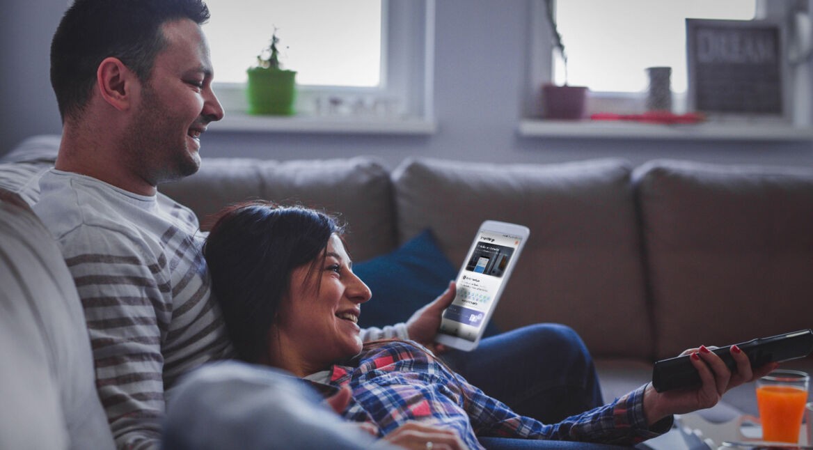 Junge Leute nutzen die SmartThings-App, um Videos auf ihrem TV zu schauen