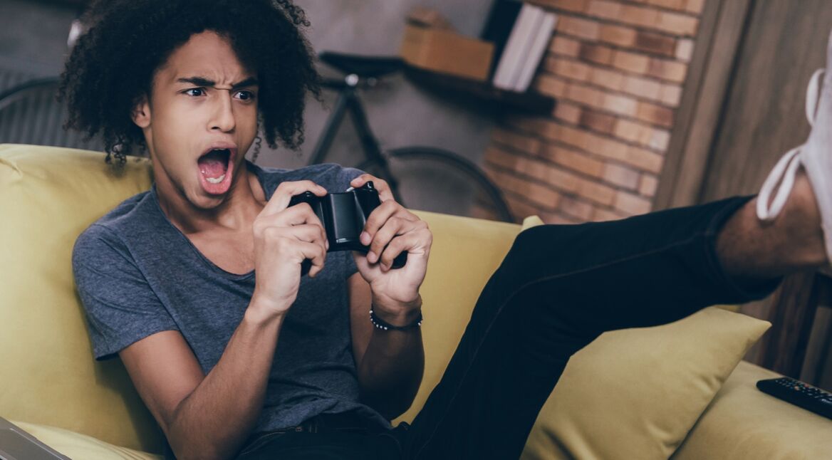 Ein junger Mann spielt online