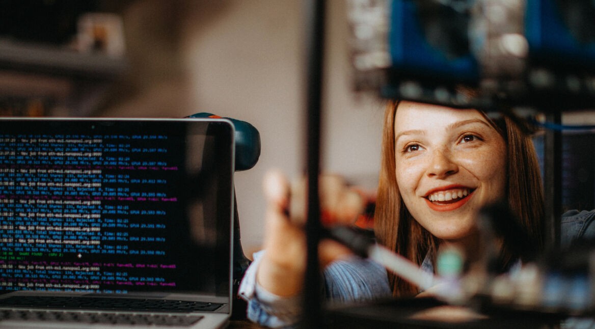 Eine Frau mit einer Krypto-Farm