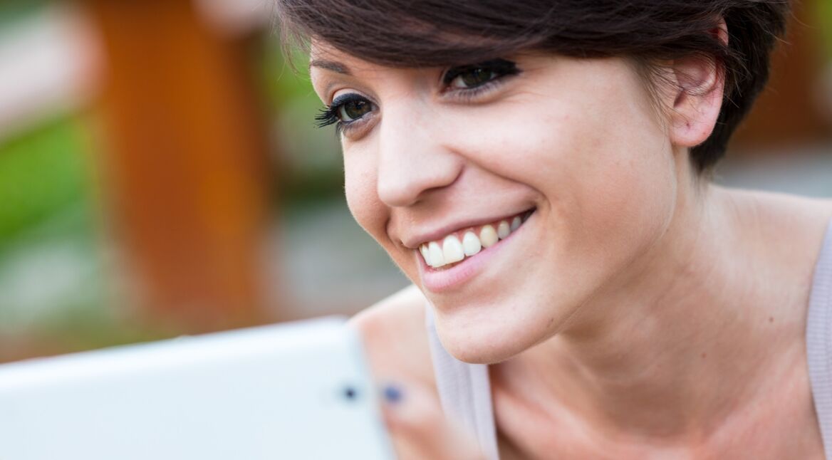 Eine junge Frau spielt Android-Spiele auf ihrem Smartphone