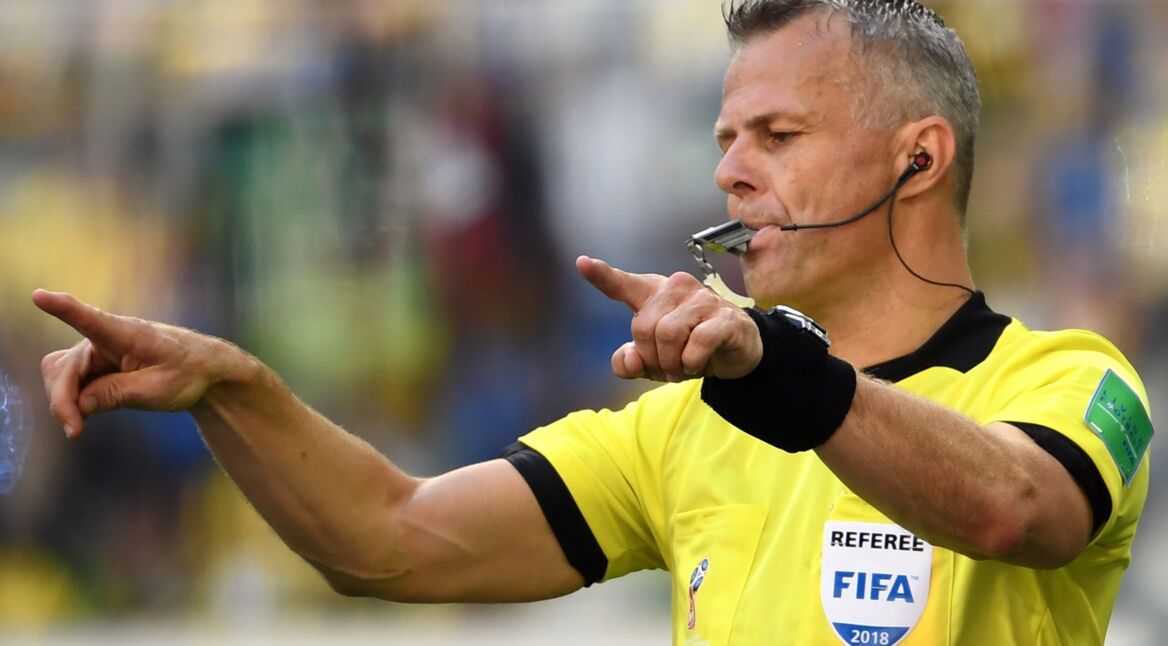 Schiedsrichter Kuipers deutet eine veränderte Entscheidung aufgrund des Videobeweises an