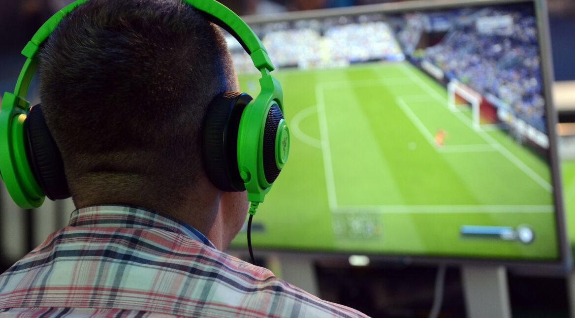 Ein junger Mann spielt FIFA