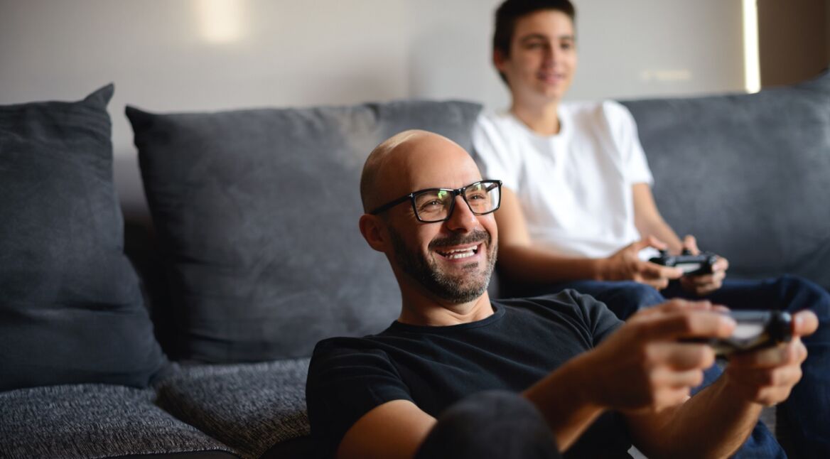 Vater und Sohn spielen Fallout