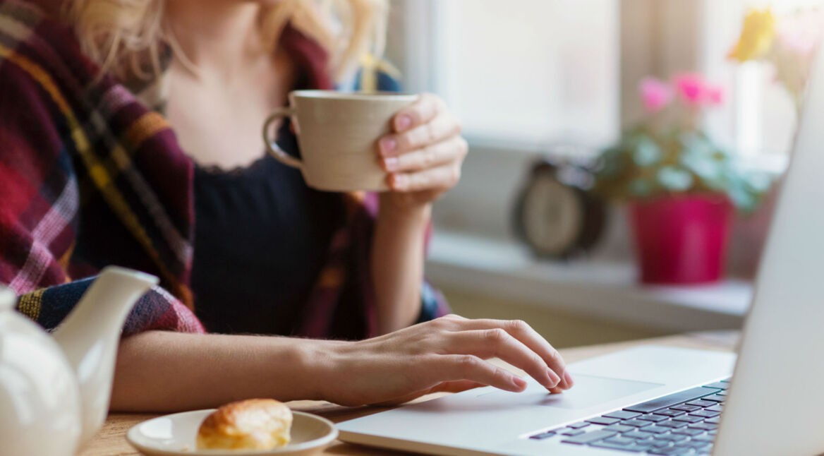 Frau ändert den Startsound ihres Computers.