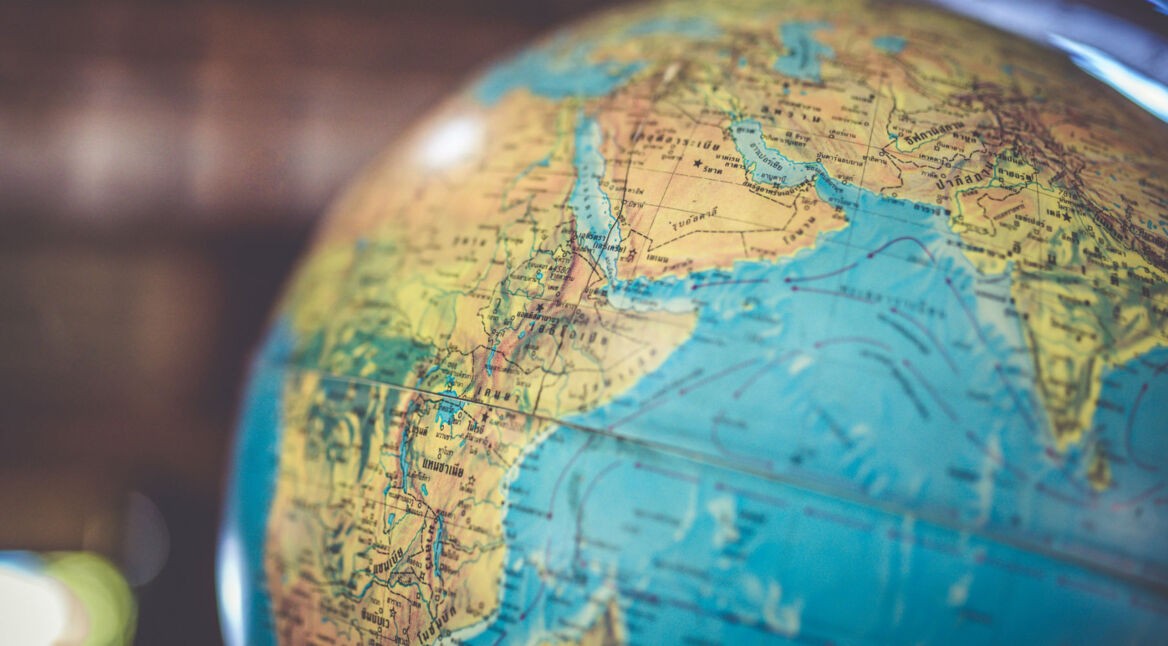 Globus steht im Raum.