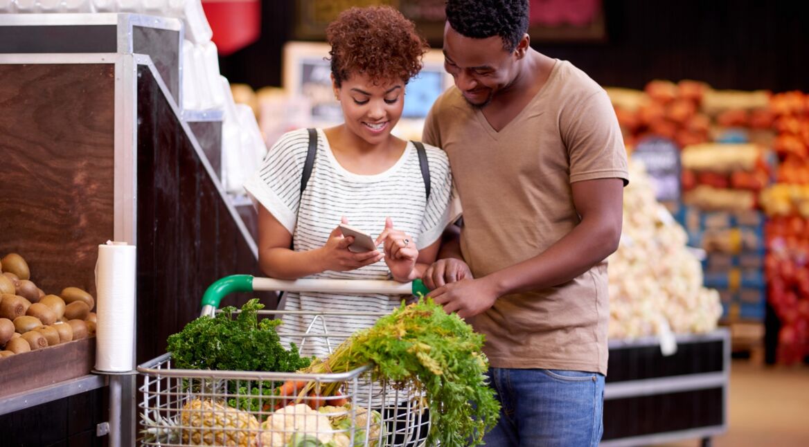 Junges Pärchen geht einkaufen
