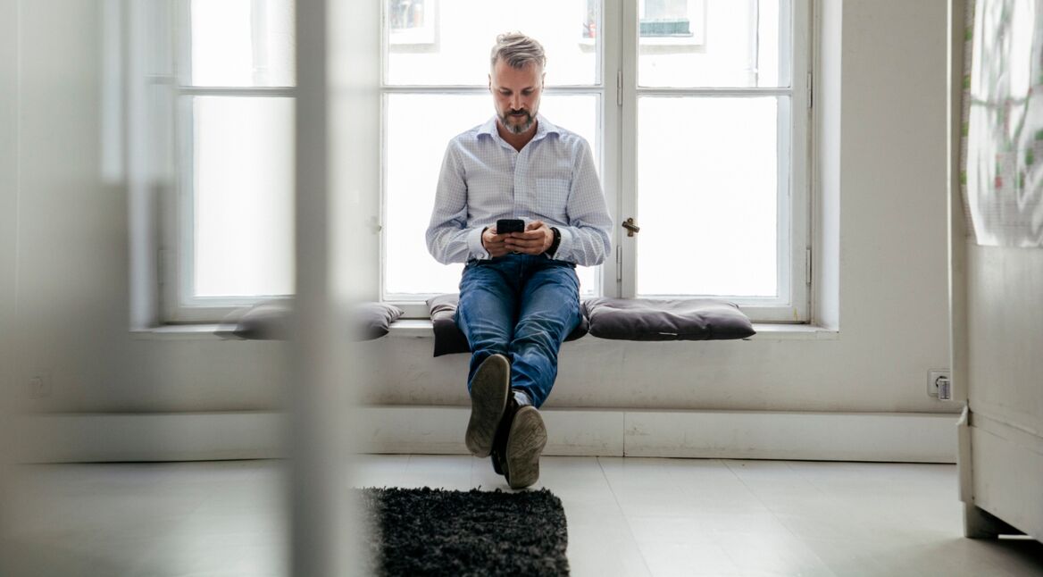 Ein Angestellter checkt in der Pause sein privates Google-Konto