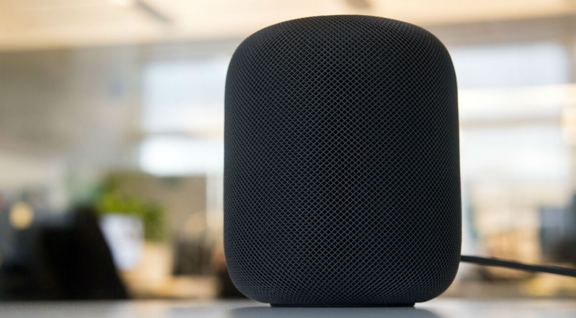 Apples HomePod steht auf dem Schreibtisch.