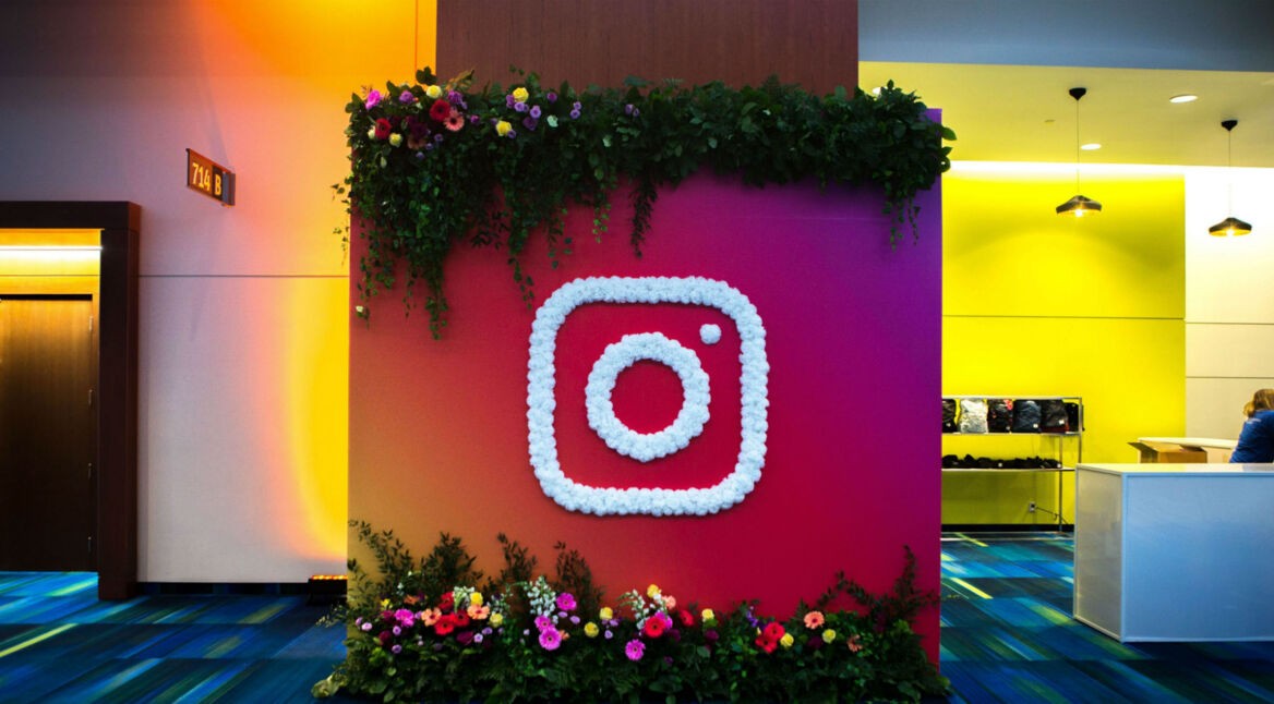 Instagram-Logo im Büro.