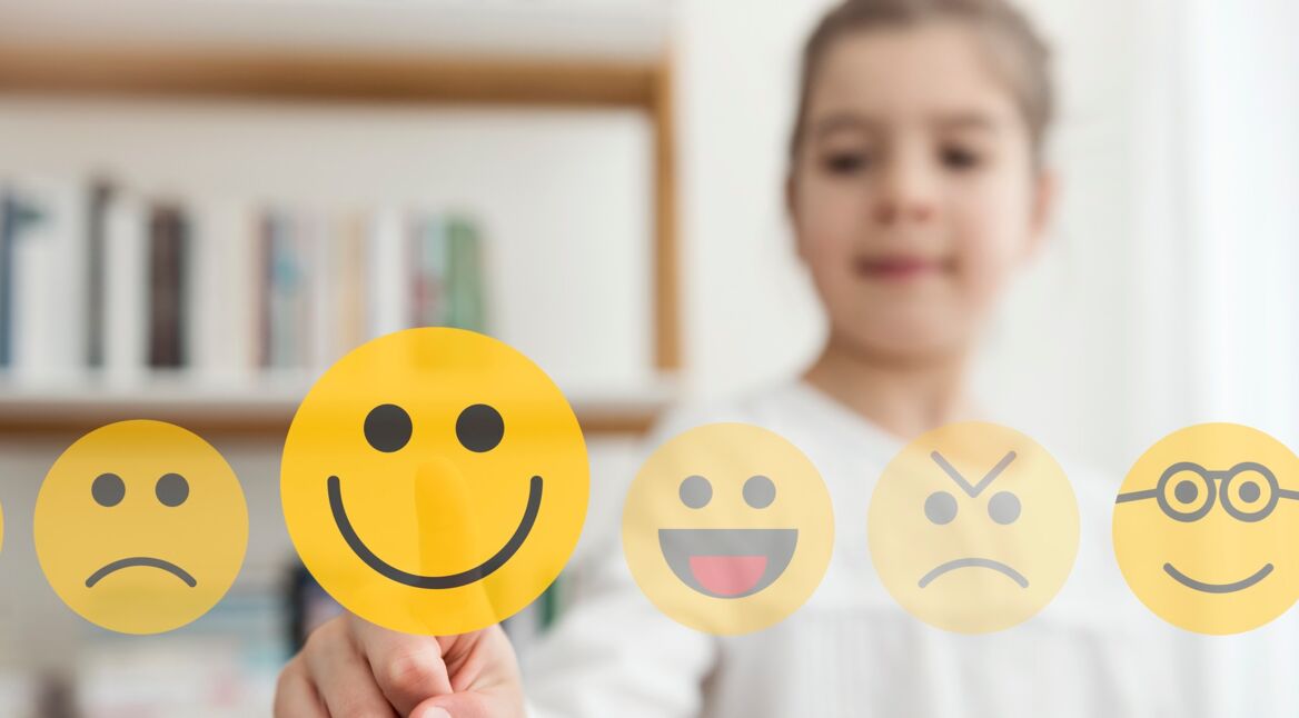 Kind spielt mit Emojis