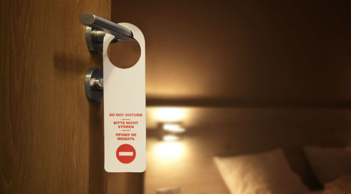 „Nicht stören”-Schild an der Tür.