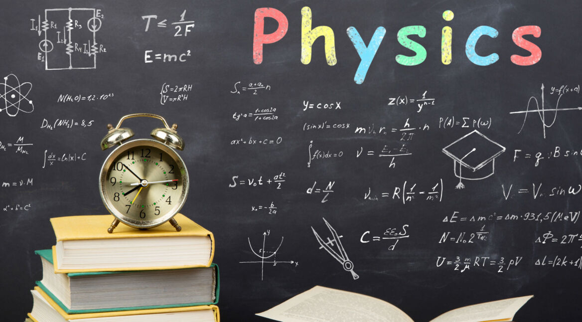 Physikformeln stehen auf einer Tafel.